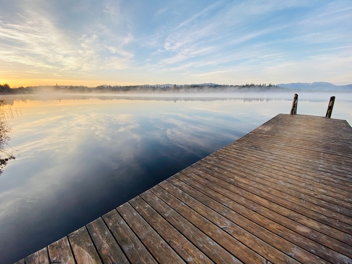 Strandgespräche — Steg am Kirchsee bei Sonnenaufgang